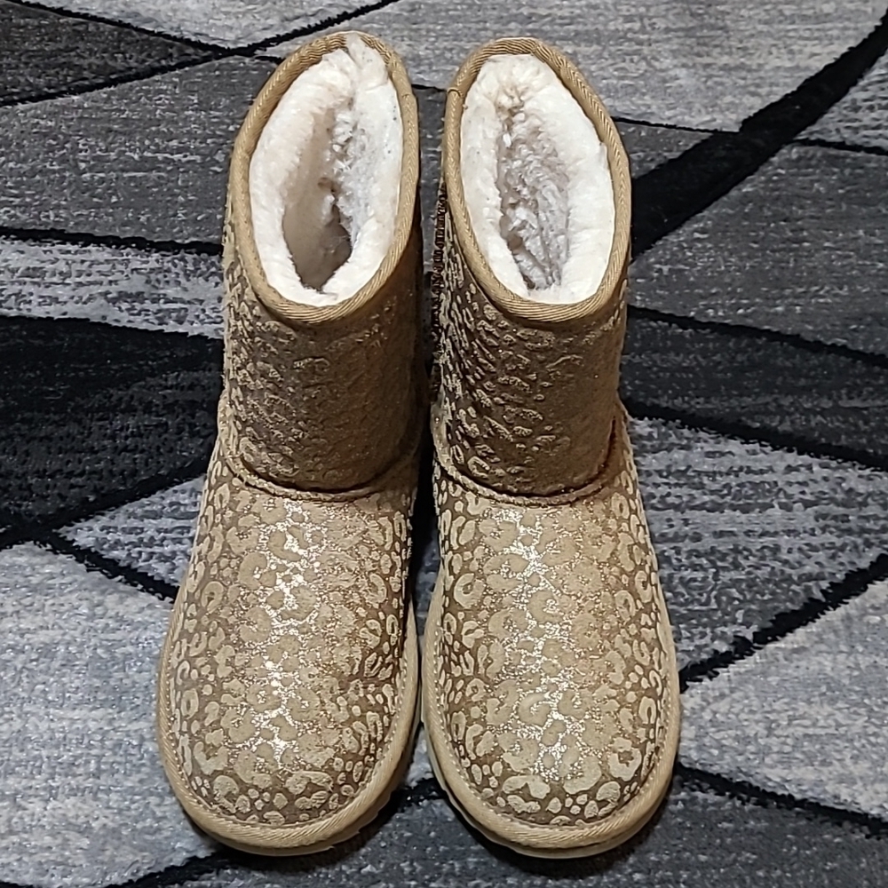 UGG GLITTER SNOW LEOPARD PRINT CLASSIC SHORT CHESTNUT BOOTS - Picture 13 of 15